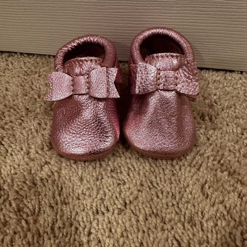 NWOT Freshly Picked Moccasins- Metallic Pink Size 1